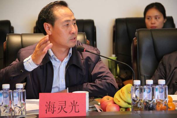 海南省內(nèi)蒙古商會(huì)會(huì)長(zhǎng)、內(nèi)蒙古農(nóng)牧業(yè)產(chǎn)業(yè)化龍頭企業(yè)協(xié)會(huì)海南辦事處主任海靈光介紹對(duì)接情況.JPG