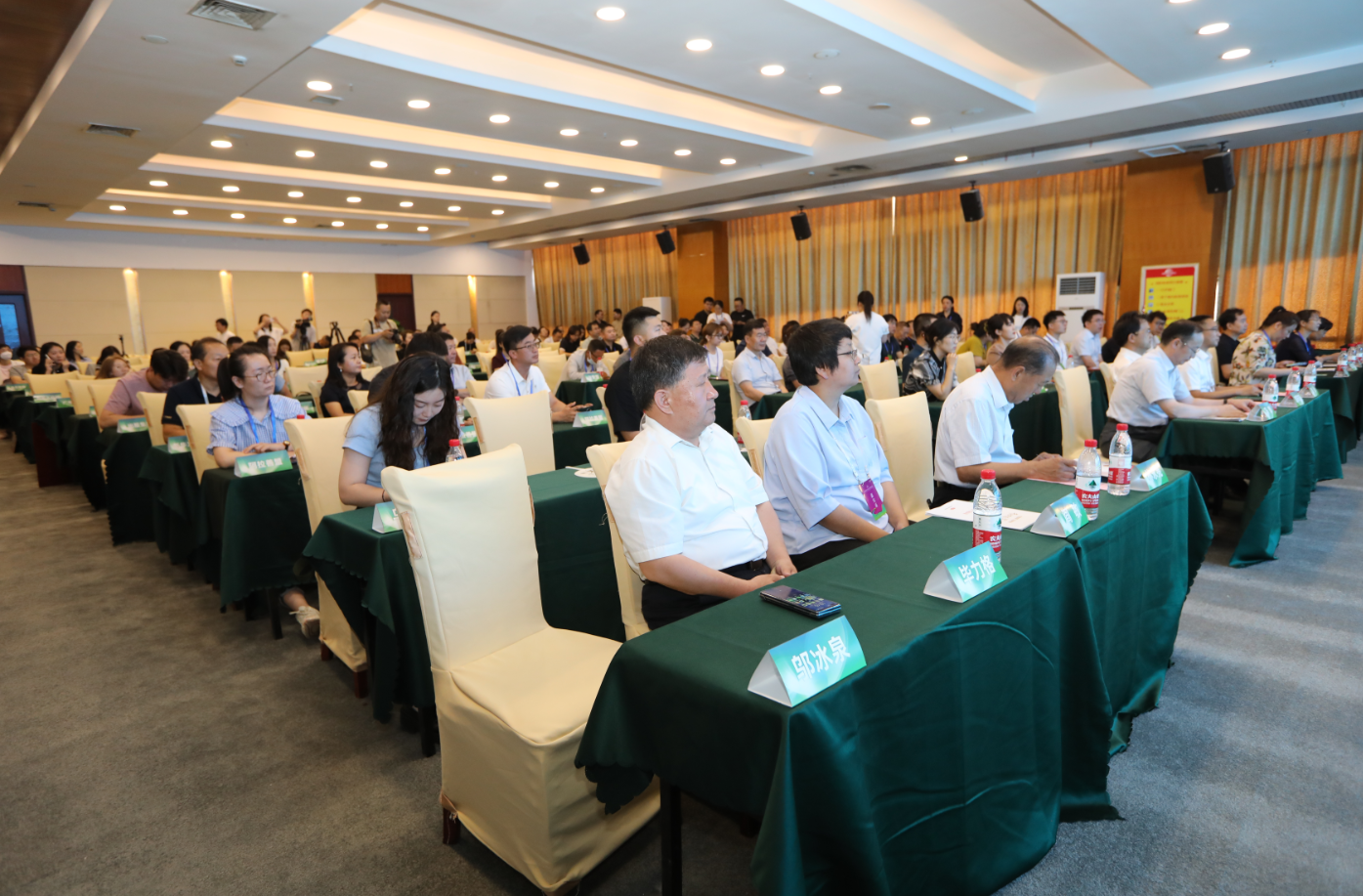 2023第八屆內(nèi)蒙古農(nóng)畜產(chǎn)品包裝設(shè)計(jì)競(jìng)賽成果發(fā)布會(huì)在國(guó)際會(huì)展中心召開(kāi)